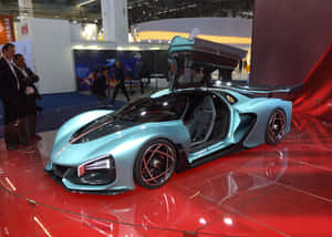 一架未來感的淺藍色超跑，在車展的紅色反光地板上打開鷗翼門。 — 酷車 壁紙