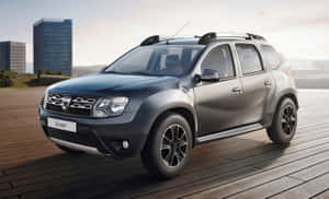 灰色Dacia Duster SUV在建築物附近的木製平台上。 — 酷車 壁紙