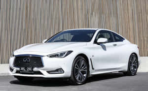 白色 Infiniti Q60 運動轎跑車停放在木牆前 — 1280x800 壁紙