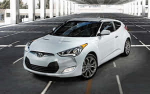 白色Hyundai Veloster停泊在多層停車場。 — Steam Deck 壁紙