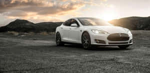 日落時分，白色Tesla Model S停泊在碎石路上，背景有山丘。 — 酷車 壁紙