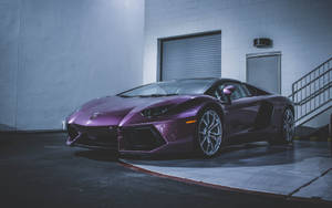 紫色林寶堅尼Aventador停泊在混凝土車庫，內有金屬樓梯。 — 蘭博基尼 壁紙