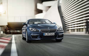 藍色BMW 6系轎跑車在現代城市隧道中疾馳。 — Steam Deck OLED 壁紙