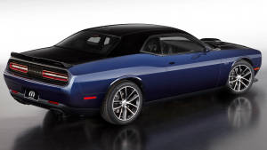 藍色Dodge Challenger肌肉車，黑色車頂和銀色輪圈，在反射攝影棚地板上。 — Dodge challenger GIF 壁紙