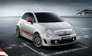 賽車場上帶有紅色細節的銀色 Abarth 跑車。 — MacBook Pro 13 壁紙