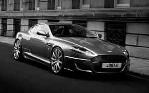 一架銀色Aston Martin跑車，在黑白城市街道上。 — Steam Deck 壁紙