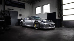 銀色保時捷911 GT2 RS在車庫中，車庫門打開，自然光照射。 — 汽車 壁紙