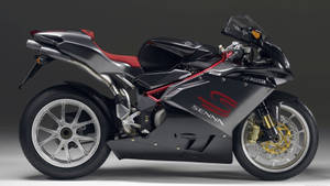 Agusta Senna運動電單車，帶有紅色點綴和金色制動器，在工作室燈光下。 — 1920x1080 壁紙