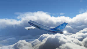 波音747在陽光明媚的日子飛越雲層。 — 5120x2880 壁紙