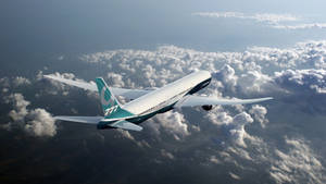 波音777飛機在雲層上方飛行，採用藍白塗裝。 — 雲朵 壁紙