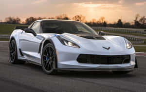 白色 Corvette C7.R 跑車在夕陽下的賽道 — Steam Deck OLED 壁紙
