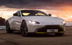日落時分停在海邊懸崖上的白色Aston Martin跑車。 — Steam Deck 壁紙