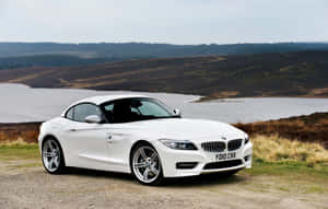 白色BMW Z4跑車停泊在荒野湖泊附近。 — Steam Deck OLED 壁紙