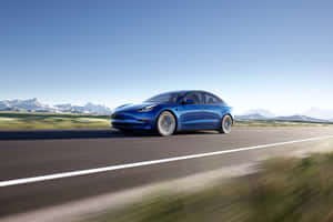 藍色Tesla Model 3在白雪皚皚的山峰背景下於山路疾馳。 — Tesla GIF 壁紙