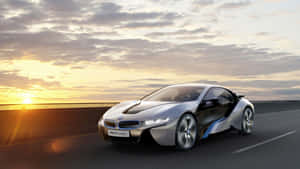 銀色BMW i8概念車在金色日落時分於海岸公路上飛馳。 — 酷車 壁紙