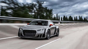 銀色奧迪R8在高速公路上飛馳，背景有模糊的樹木和陰天。 — Audi R8 GIF 壁紙
