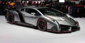 銀色林寶堅尼 Veneno 配紅色飾邊在車展上展出。 — 蘭博基尼 壁紙