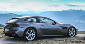 銀色法拉利跑車停泊喺山路，遠眺山峰。 — 4K 法拉利 壁紙