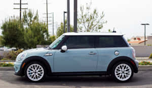 淺藍色和白色的Mini Cooper停泊在一個城市停車場中。 — 酷車 壁紙