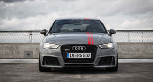 灰色Audi RS3跑車在陰天下的賽道上帶有紅色條紋。 — 奧迪 GIF 壁紙