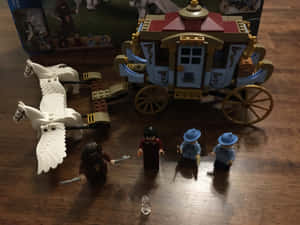 LEGO哈利波特飛行馬車，附有迷你人偶，置於木質表面。 — 霍格華茲 GIF 壁紙