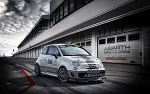 白色 Abarth 賽車，車號 50，停泊在賽車場車庫。 — MacBook Pro M1 壁紙