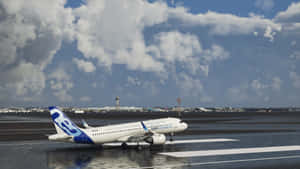 白色空中巴士A320飛機在潮濕停機坪上，背景為多雲天空。 — 微軟模擬飛行 壁紙
