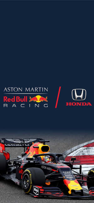 紅牛車隊一級方程式賽車，帶有Aston Martin和Honda標誌，在賽道上。 — iPhone 16e 壁紙