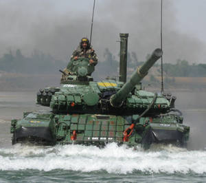 一架綠色軍用坦克，上面載著一名士兵，在水中移動。 — 軍事動圖 壁紙