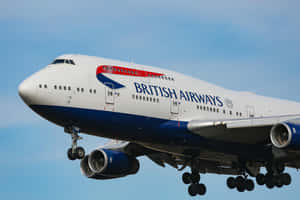 英國航空波音747飛機放下起落架喺藍天降落 — MacBook Pro M2 壁紙