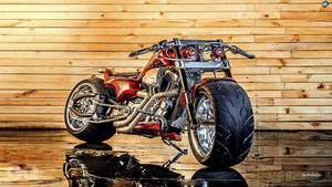 訂製紅色chopper電單車，特大輪胎，反射地板，木板牆背景。 — 機車 壁紙