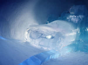 在雪洞中以藍光照亮的汽車冰雕。 — 冰 GIF 壁紙