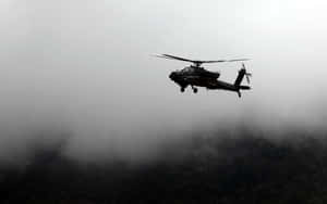 軍用直升機穿過霧在森林上空飛行 — 直升機 壁紙