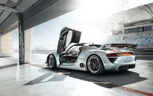 銀色保時捷918 Spyder，鷗翼門打開，在賽車庫內。 — 酷車 壁紙