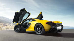 黃色McLaren跑車，車門打開，停泊在沿海道路上，俯瞰城市。 — 黃色美學 壁紙
