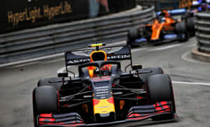Aston Martin F1賽車在潮濕賽道上競賽，後面有另一輛賽車。 — 賽車 壁紙