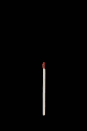一根紅色頭的火柴立在黑色背景上 — 暗色 壁紙