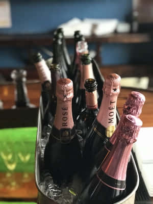 酒吧冰桶中冰鎮的 Moët & Chandon Rosé 香檳酒瓶。 — Galaxy Z TriFold 壁紙