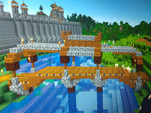一條帶火炬的Minecraft橋樑穿過河流，通往綠色景觀中的城堡。 — 我的世界 壁紙