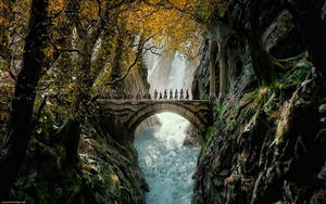 旅人在神秘森林中跨越瀑布上的石橋。 — 神之塔 壁紙