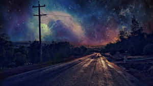 在色彩繽紛的星空下，一條黑暗的道路，有樹木和一根電線杆。 — 夜空 壁紙