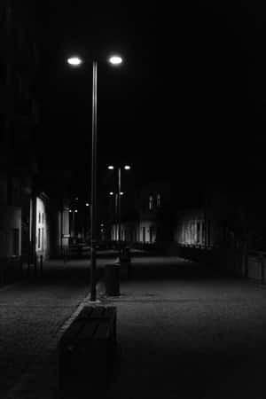 夜晚空無一人的城市街道，路燈投下影子。 — Huawei MatePad 11.5 S (2025) 壁紙