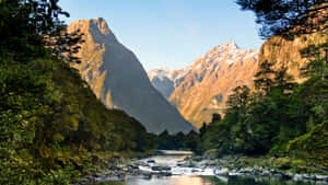 一條河穿過山脈