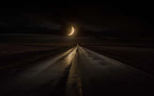 黑暗沙漠風景中，彎月下的一條孤獨道路。 — 月色夜空 壁紙