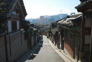 傳統韓式小巷與背景的現代城市天際線 — 韓國 壁紙