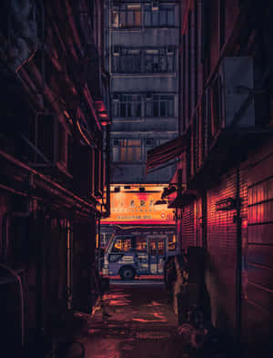 紅色霓虹燈照亮了一條狹窄的小巷，有一輛停泊的巴士和餐廳招牌。 — iPad Pro 13 壁紙