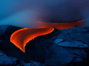 熔岩在夜間發出橙色光芒，流過黑暗的火山岩。 — 熔岩龍 壁紙