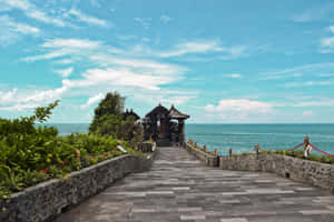 通往懸崖上峇里寺廟的石徑，海洋景觀 — MacBook 壁紙