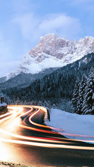 夜間有汽車光跡的蜿蜒白雪覆蓋的山路。 — 夜空 壁紙