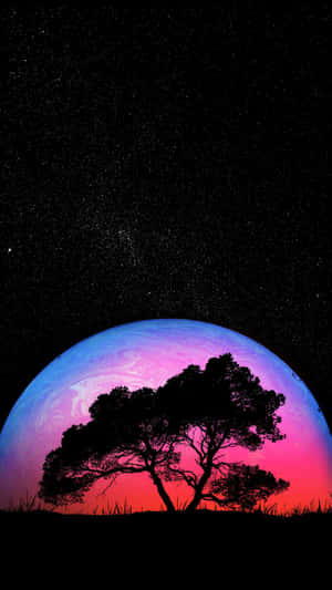 樹的剪影，襯著星空下色彩繽紛的行星。 — 月色夜空 壁紙